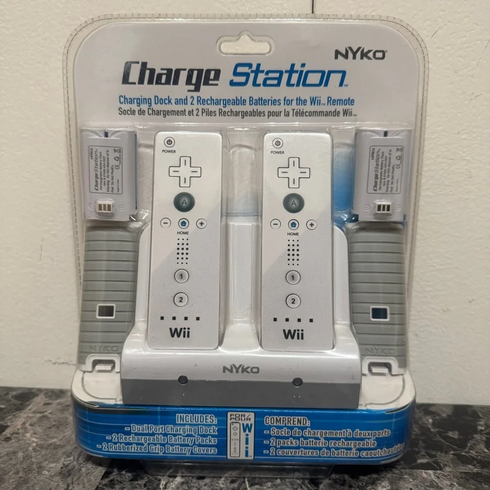 NEW NYKO Wii Remote Charging Station Dock 2 RECHARGEABLE Batteries & Covers MINT